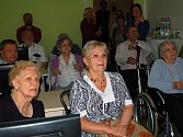 Senioři  v nově otevřené vzdělávací místnosti v Městském ústavu sociálních služeb Jirkov 