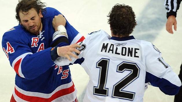 V zámoří jsou hokejové bitky naprosto běžnou součástí zápasů. 