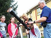 Na snímku se na páteční částečné zatmění Slunce připravují děti z Kroužku Astronomie v ZŠ v Havlíčkově ulici pod vedením Jaroslava Landy z Czech Astronomical Society.