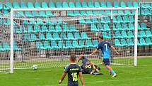 Chomutov (v modrém) v duelu s Chebem pokřil nové dresy. Byla z toho výhra 6:1.