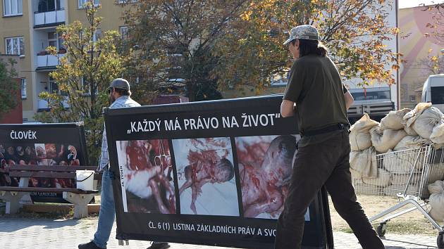 Protestní akci sdružení rozpustila městská policie. Dobrovolníci sice panely s drsnými snímky složili, po odjezdu strážníků jimi ale obložili petiční stánek uprostřed chodníku na Palackého ulici.