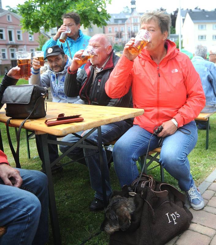 Pivní slavnosti na souměstí Vejprt a německého Bärensteinu.