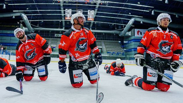 Chomutovští hokejisté (v červeném) v zápase s Lovosicemi.
