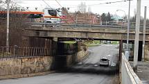První dva dubnové týdny bude silnice pod mostem kvůli demolici uzavřená pro auta i chodce.