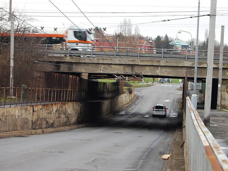 První dva dubnové týdny bude silnice pod mostem kvůli demolici uzavřená pro auta i chodce.
