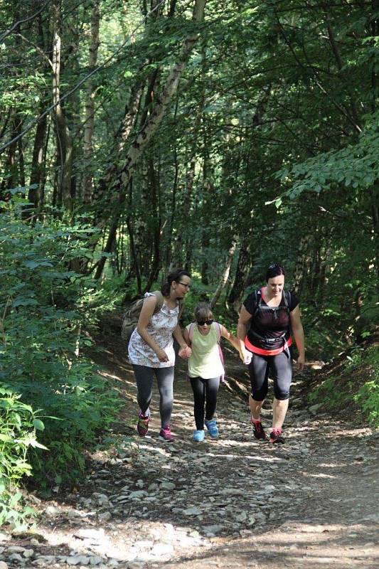 Cesta byla kamenitá, což dělalo nevidomé Terezce trochu problémy.