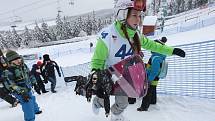 První soutěžní den na Klínovci - snowboardisté jeli paralelní slalom, alpští lyžaři obří slalom.