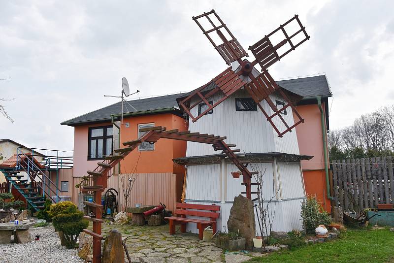 Neobvyklý je i dům paní Kunešové. Na zahradě stojí replika větrného mlýna.