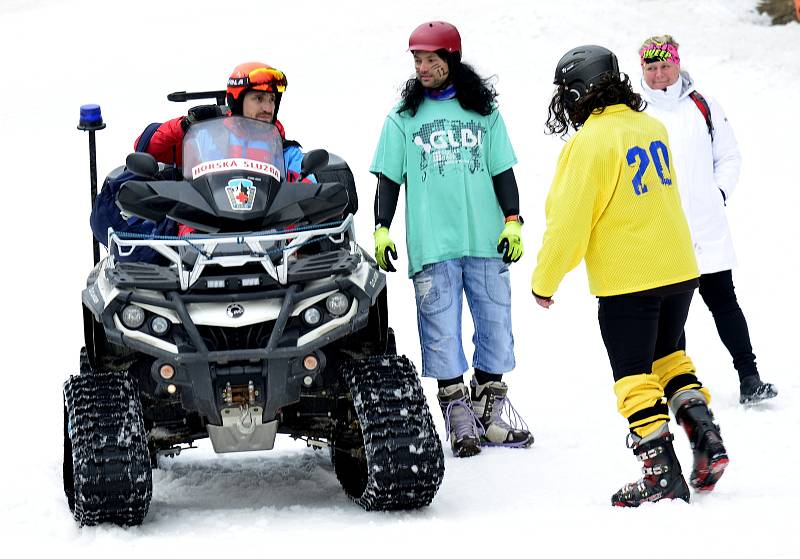 Párty u bazénu ve Ski areálu Alšovka u Klášterce nad Ohří.