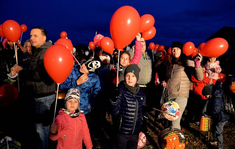 Vznik republiky slavily i děti. Lampiony doprovodily Masaryka