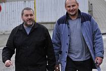 Alexandr Novák a jeho spoluvězeň na cestě z věznice na stadion.