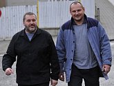 Alexandr Novák a jeho spoluvězeň na cestě z věznice na stadion.
