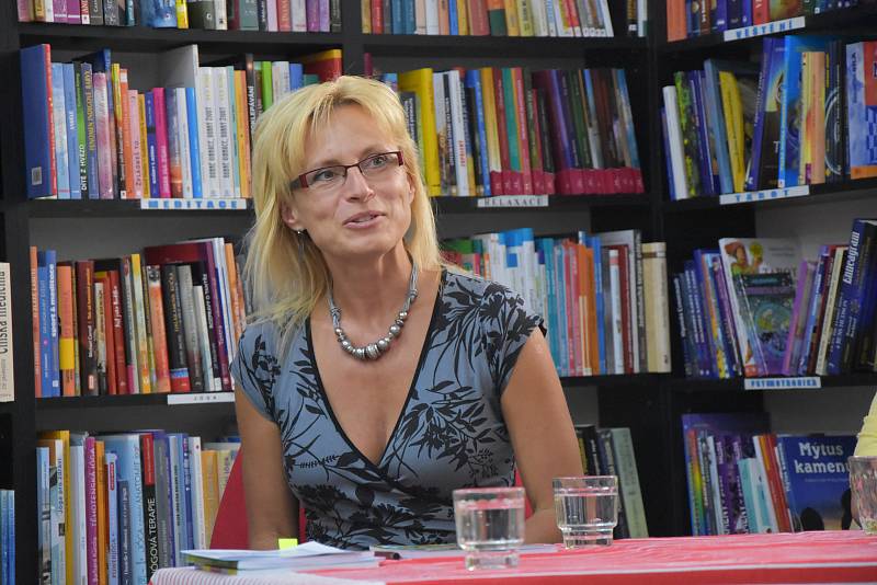 V Chomutově měly společnou autogramiádu dvě regionální spisovatelky Renata Šindelářová (na snímku) a Květoslava Kudláčková.