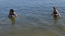 Voda v kempinku Nechranické přehrady byla ještě studená, ale to neodradilo několik odvážlivců, zvláště, když teplota venku atakovala 37 stupňů. Na břehu byli i rybáři.