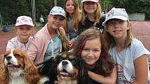 V Zásadě u Kadaně táboří pionýrská skupina z Ústí nad Labem. S sebou má kanisterapeutické psy, se kterými si děti mohou hrát a mazlit se.