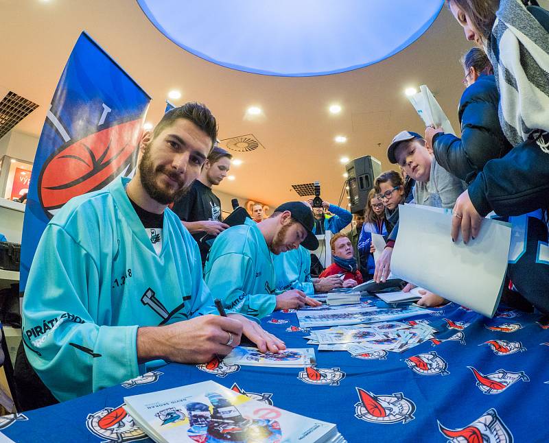 Autogramiády se zúčastnili kapitán Michal Vondrka, Jakub Sklenář a Dávid Skokan. Podepisovali se celé dvě hodiny.