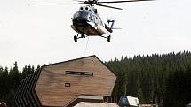 PŘIVÁZAT TUBUSY A NAHORU S NIMI. Helikoptéra, která má nově funkci létajícího jeřábu, na Klínovec dorazila až ze Slovenska