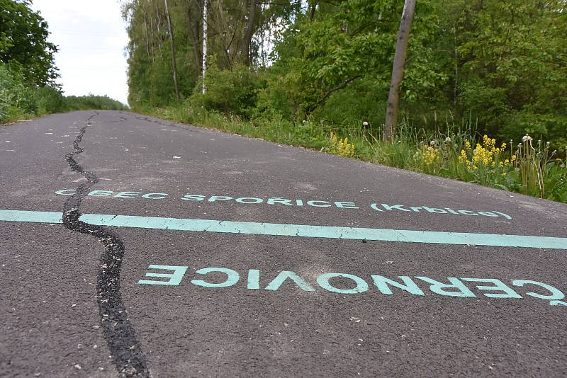 Vyplněné pukliny na rozhraní katastrů Černovic a Spořic.