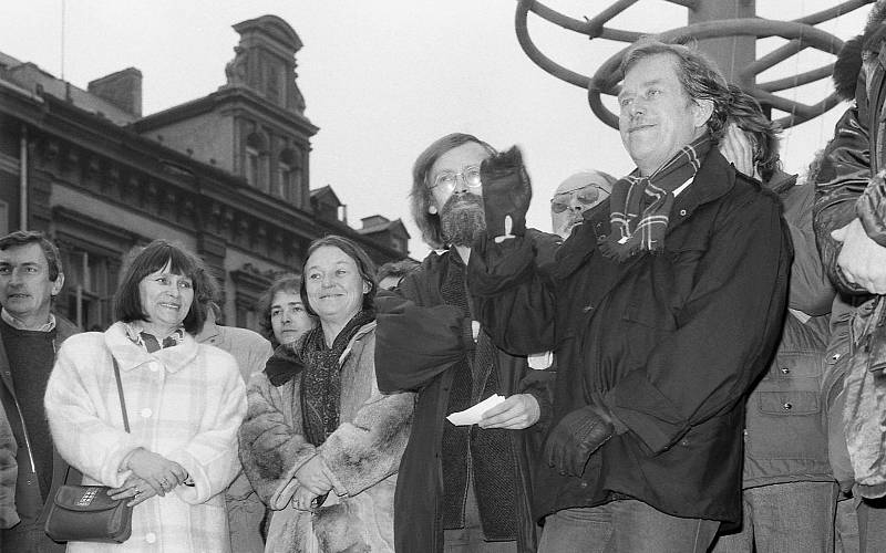 Jeden ze snímků, které budou na výstavě k vidění, ukazuje příjezd Václava Havla do Chomutova. Bylo to 12. února 1990, kdy byl čerstvě prezidentem.