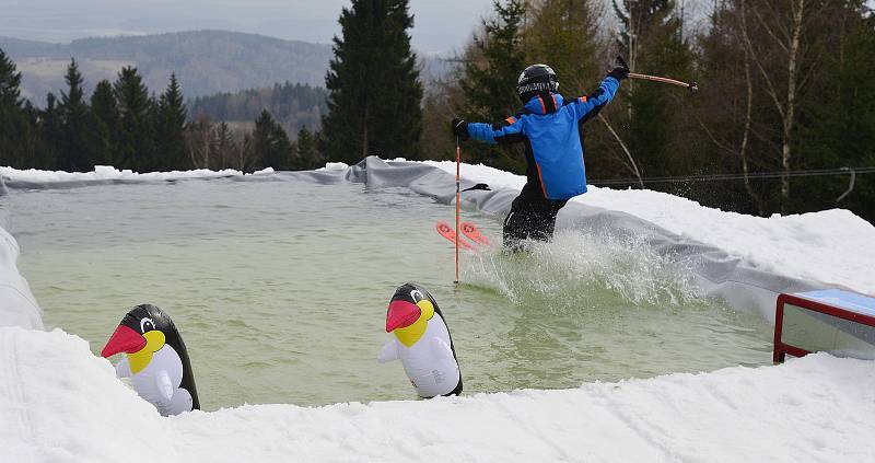 Párty u bazénu ve Ski areálu Alšovka u Klášterce nad Ohří.