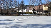 Blatenský rybník je místem hokejových utkání, sněhové zbytky hřiště jsou vidět, i když už polevuje.