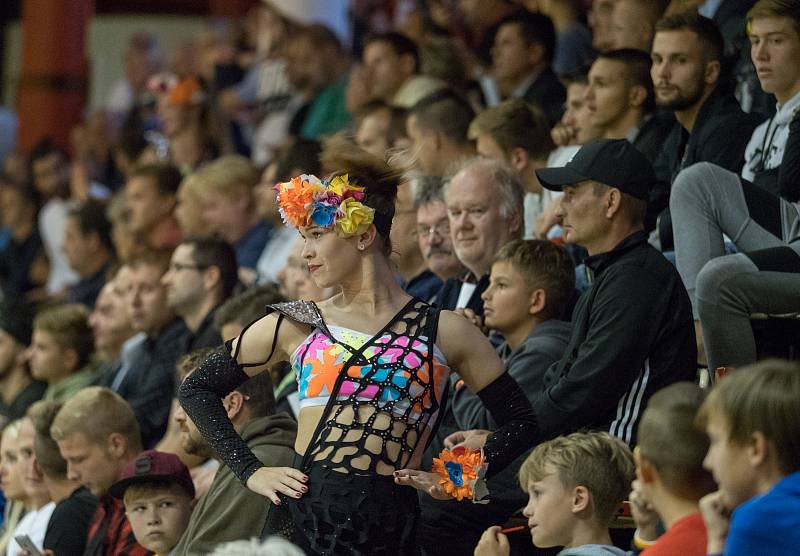 V chomutovské městské sportovní hale se dnes odehrál futsalový zápas Česko - Srbsko s výsledkem 3:4. Odveta se hraje za 14 dní v Srbsku.