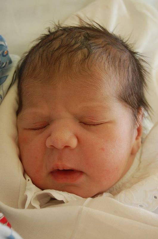 Nikolka Čonková se narodila Ivoně Čonkové dne 24. 9. v 6:06 hodin v chomutovské porodnici. Měřila 51 cm a vážila tři kila.