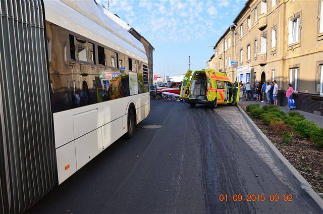 Dopravní nehoda městského autobusu a dvou osobních aut v Kadaňské ulici v Chomutově.