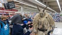 Krampus navštívil Kaufland v Kadani.