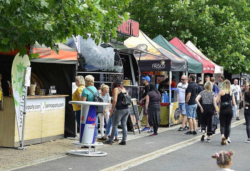 V Kadani pod hradbami na nábřeží Maxipsa Fíka proběhl multižánrový festival Vysmáté léto.