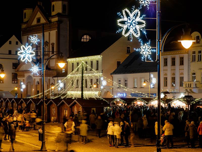 Zahájení adventu a rozsvícení vánočního stromu v Chomutově.