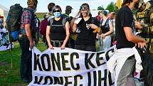 V sobotu ráno se vydal pochod o několika stovkách lidí z kempu, které vyrostl v Okoříně poblíž Strupčic.