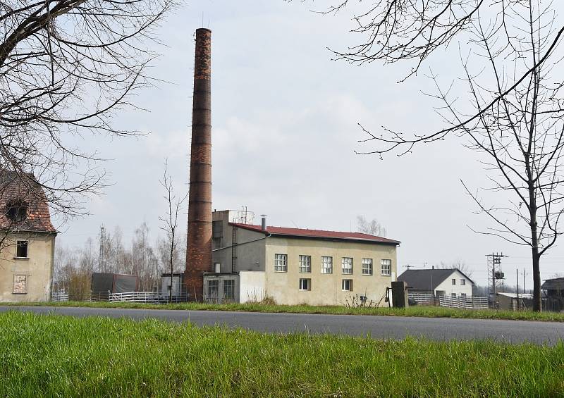 Budovy s komínem patří k bývalé cihelně, která je ve vsi od 19. století.