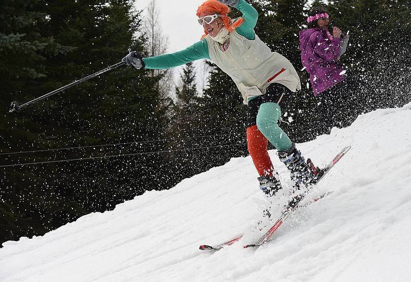 Párty u bazénu ve Ski areálu Alšovka u Klášterce nad Ohří.