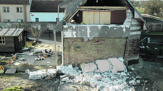 Výbuch plynu téměř rozbořil rodinný dům v Březně - Chomutovský deník