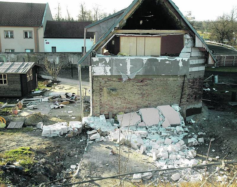 Stavební materiál všude kolem domu. Zřetelné díry do baráku a přímý výhled na vybavení pokojů. To vše způsobil výbuch plynu, ke kterému došlo kvůli špatnému připojení ke kotli.