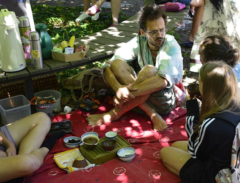 Festival amatérských čajových nadšenců na Studentském náměstí v Kadani.