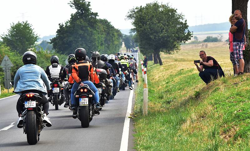 Motosraz v Polákách u Nechranické přehrady v roce 2020