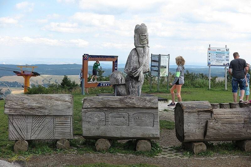 Krásné výhledy, lanovku i skluzavku na laně nabízí saský Fichtelberg.