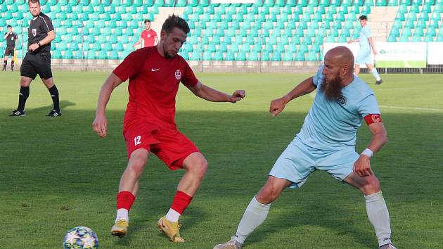 Chomutovský kapitán Patrik Gedeon (v modrém) v posledním zápase minulé sezony s Ostrovem.