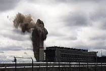 Odstřel dvě stě metrů vysokého komína u Elektrárny Prunéřov.