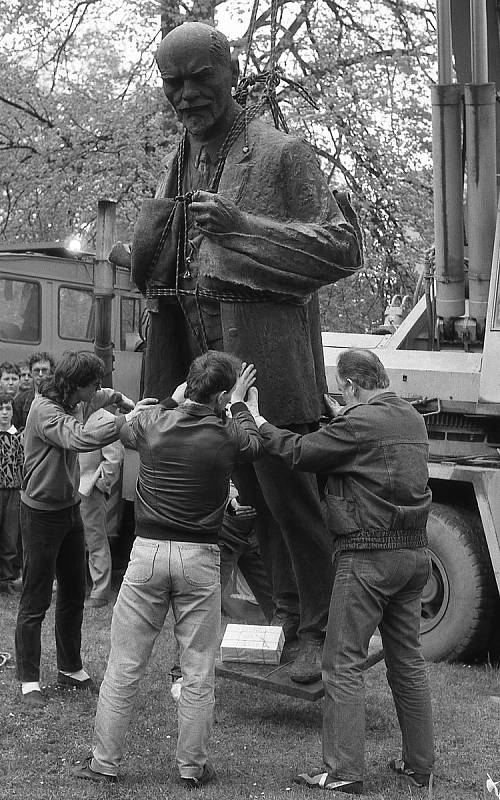 Sochu V. I. Lenina, která stála před chomutovským divadlem, demontovali 30. dubna 1990.