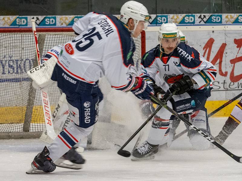 Chomutov (v bílém) versus Jihlava.