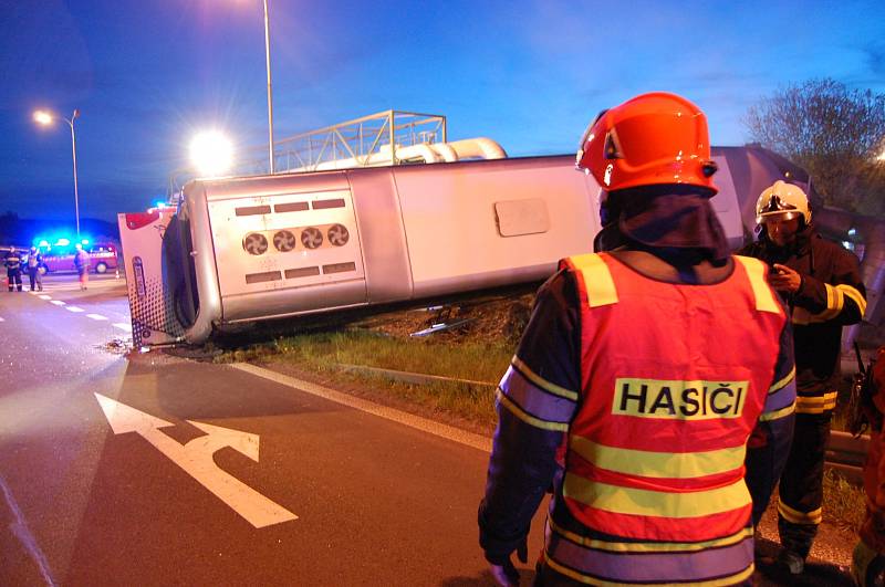 Autobus plný lidí havaroval po srážce s osobním autem u Prunéřova.