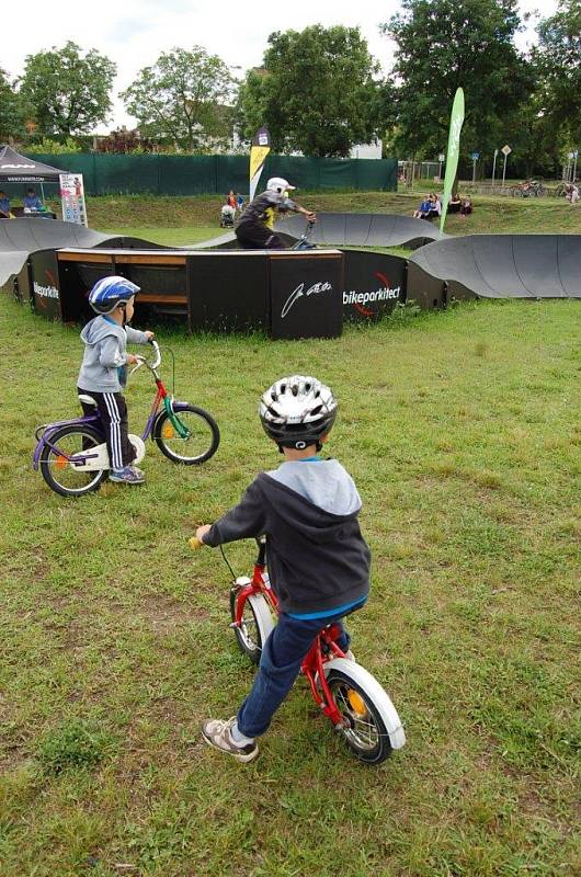 Na věku opravdu nezáleží, pumptrackovou dráhu několikrát objeli i tihle prckové.