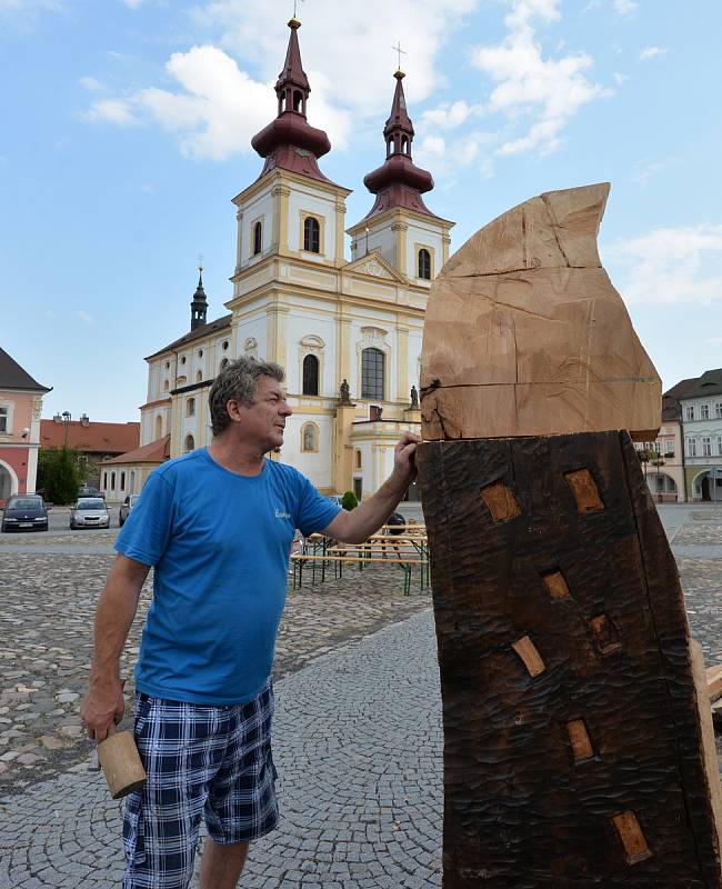 Po celý týden umělci vytvářeli v Kadani na náměstí umělecká díla v podobě včelích úlů.Díla poté budou odvezena do Františkánského kláštera v Kadani.