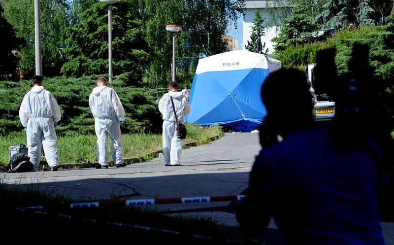 Po střelbě na chomutovském sídlišti zemřel člověk