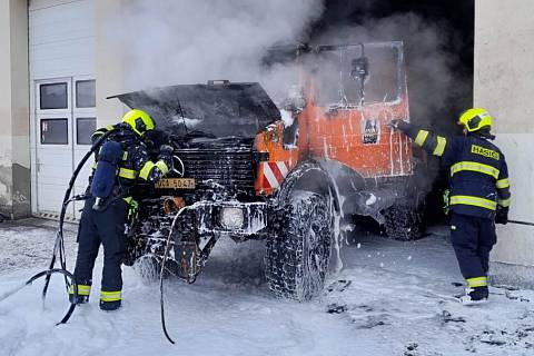 V garáži v Pražské ulici v Chomutově hořel vůz údržby silnic.