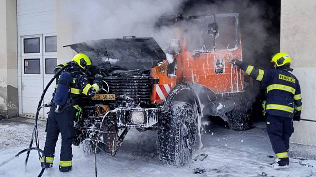 V garáži v Pražské ulici v Chomutově hořel vůz údržby silnic.