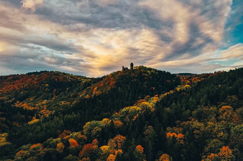 Barvy podzimního listí nádherně zbarvily krajinu Krušných hor i v okolí hradu Hasištejn. Foceno 19.10. 2019.
